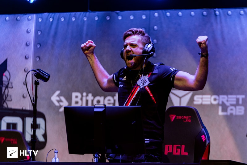 TES公布全员在巴黎场馆合照：在巴黎的首波合影